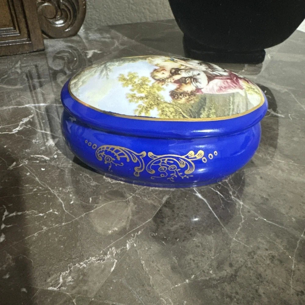 VINTAGE LIMOGES VANITY/TRINKET BOX COBALT BLUE COURTING COUPLE PORCELAIN